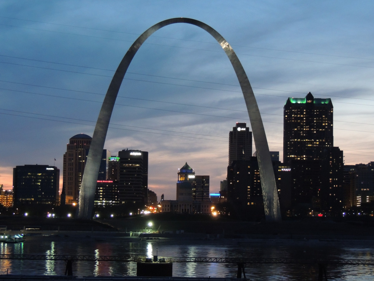 2021-st_louis_st_louis_arch_illinois_illinois_side_of_river_mississippi_mississippi_river_city_city_scape_at_night-1063756 2021-st_louis_st_louis_arch_illinois_illinois_side_of_river_mississippi_mississippi_river_city_city_scape_at_night-1063756