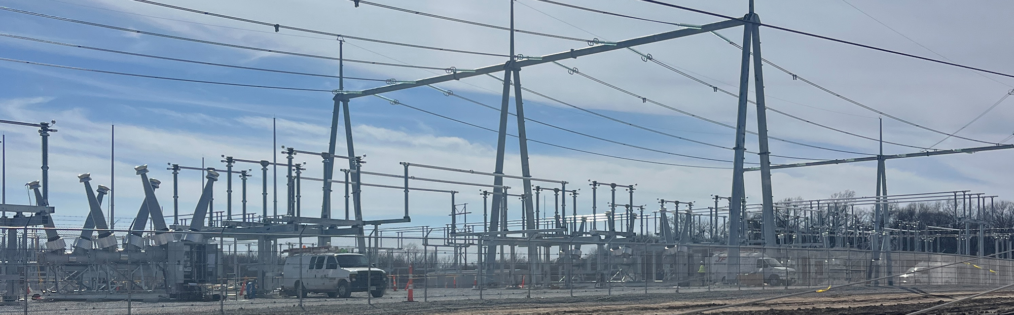 Ameren Coffeen-Roxford T-Line_500-2025-03-18-F218BFEC-CD49-4510-A92B-BB960054BF45-2000×621 High-rise powerlines on a blue sky
