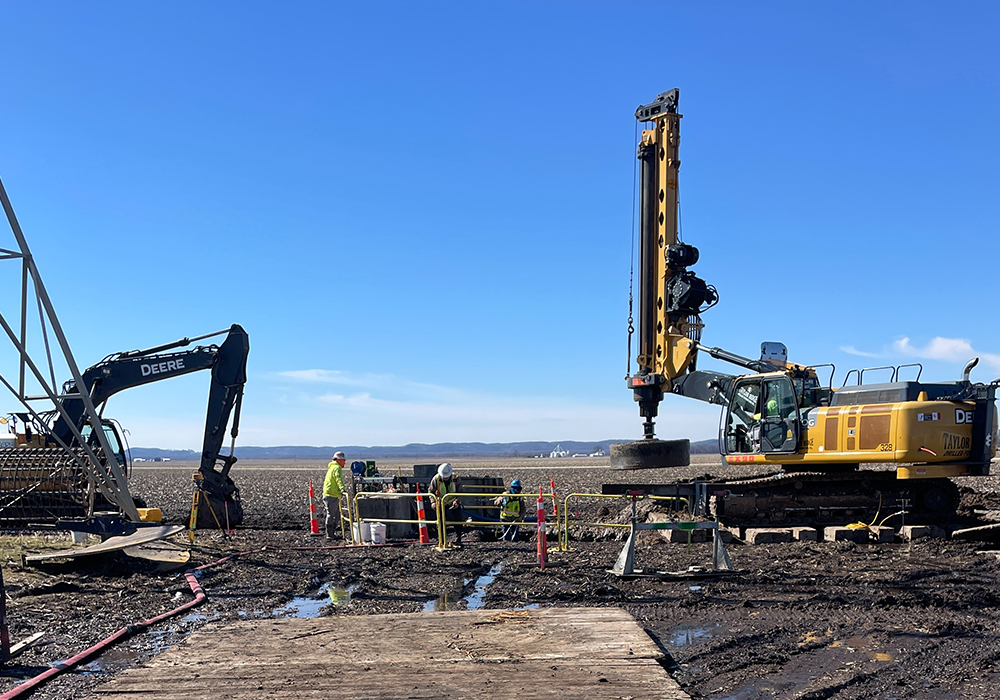 Ameren Sioux-Meppen T-Line_500_2025-03-06-ED7F4D33-1FEC-4F30-B11D-C555A6E92C83-1000×700 Construction equipment in an open field