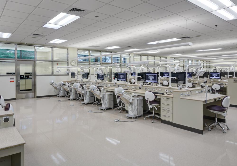 SIUE School of Dental_Website Body_1000x700 Dental training lab with multiple workstations