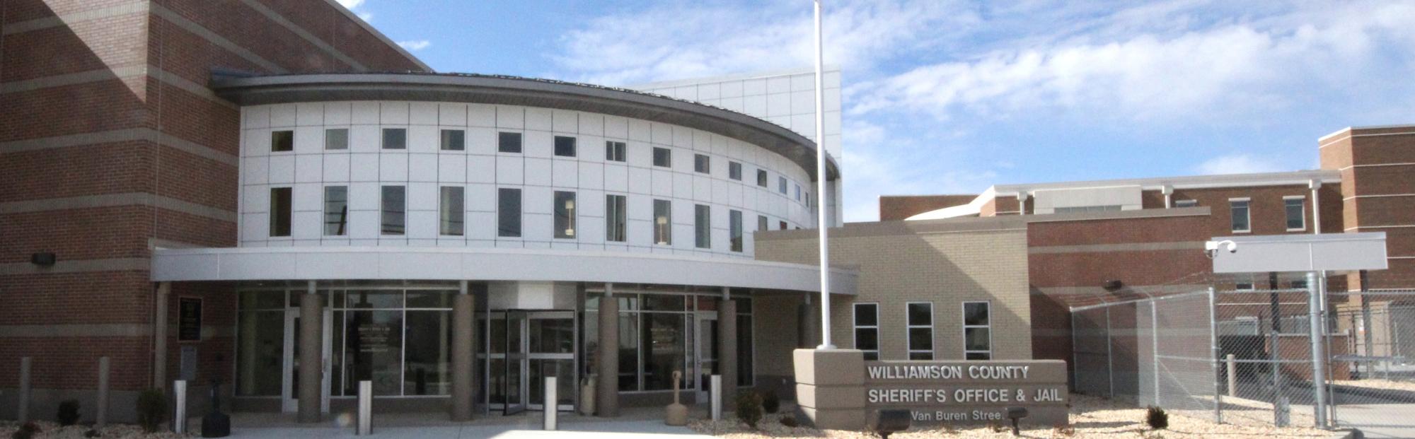 Williamson County Jail_Website Hero_2000x621 Sherriff's office and jail building with a rounded entry