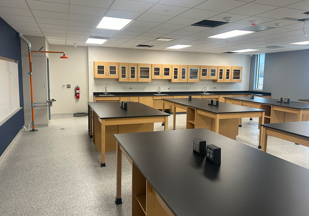 Columbia HS Aud_500_2026-01-16_FBAEBAFE27AB-1000×700 A high school science lab