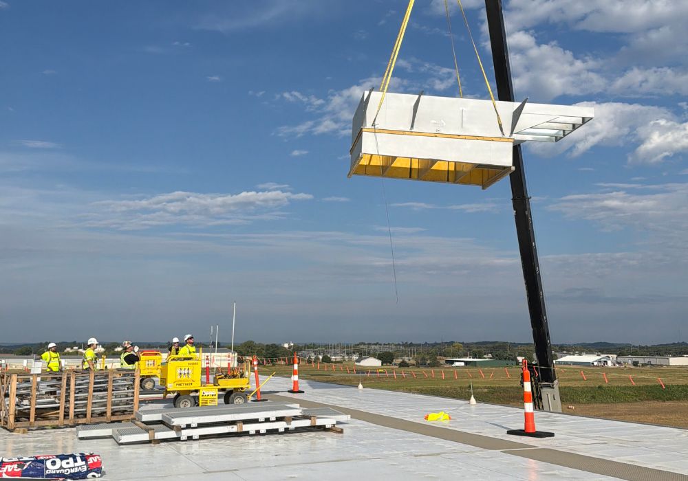 WM DC #6025_Website Body Image_1000x700 (2) RTU being lifted onto a roof